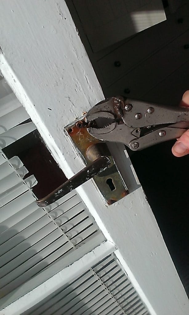 4-Trying-everything-to-remove-handles