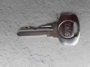 Pic 7 Cylinder key with cuts on the top